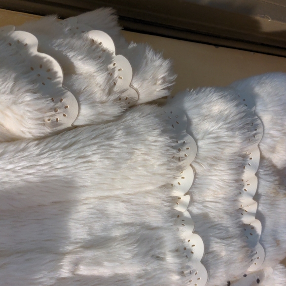 Girls size extra small 4 White fur coat - Picture 5 of 5